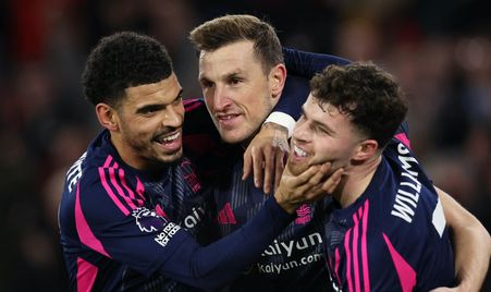 而詹姆斯正 而詹姆斯正